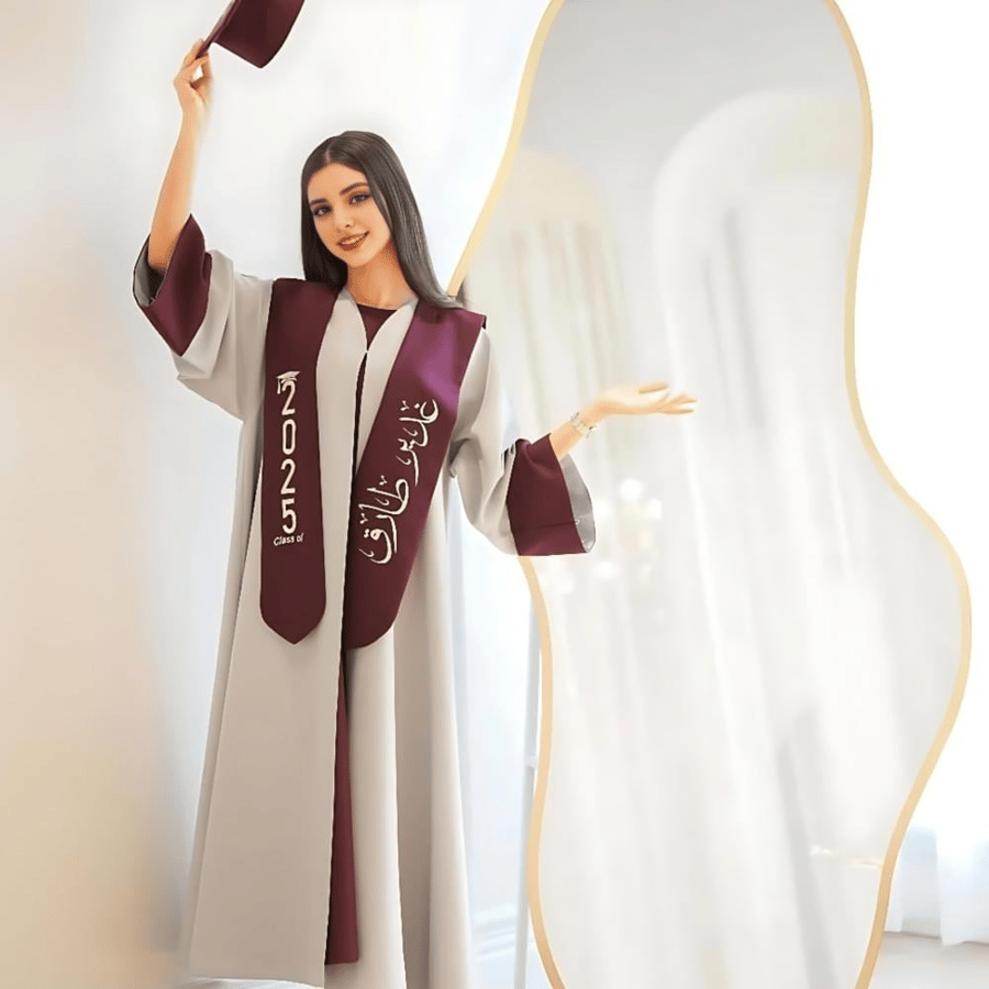روب تخرج بالاسم باللون الرمادي على العنابي