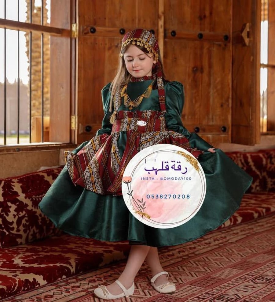 فستان يوم التأسيس اخضر مع اكسسوار الشعر