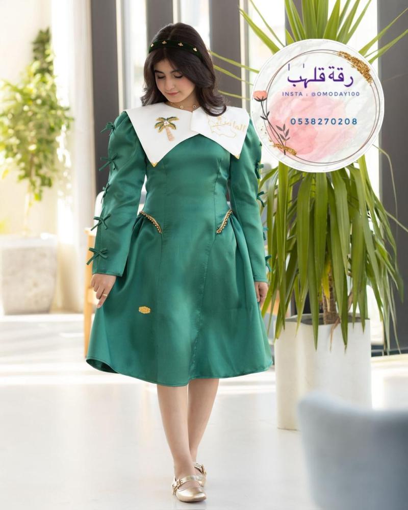 فستان اليوم الوطني اخضر مع وشاح تطريز ابيض بالاسم  شامل طوق الشعر
