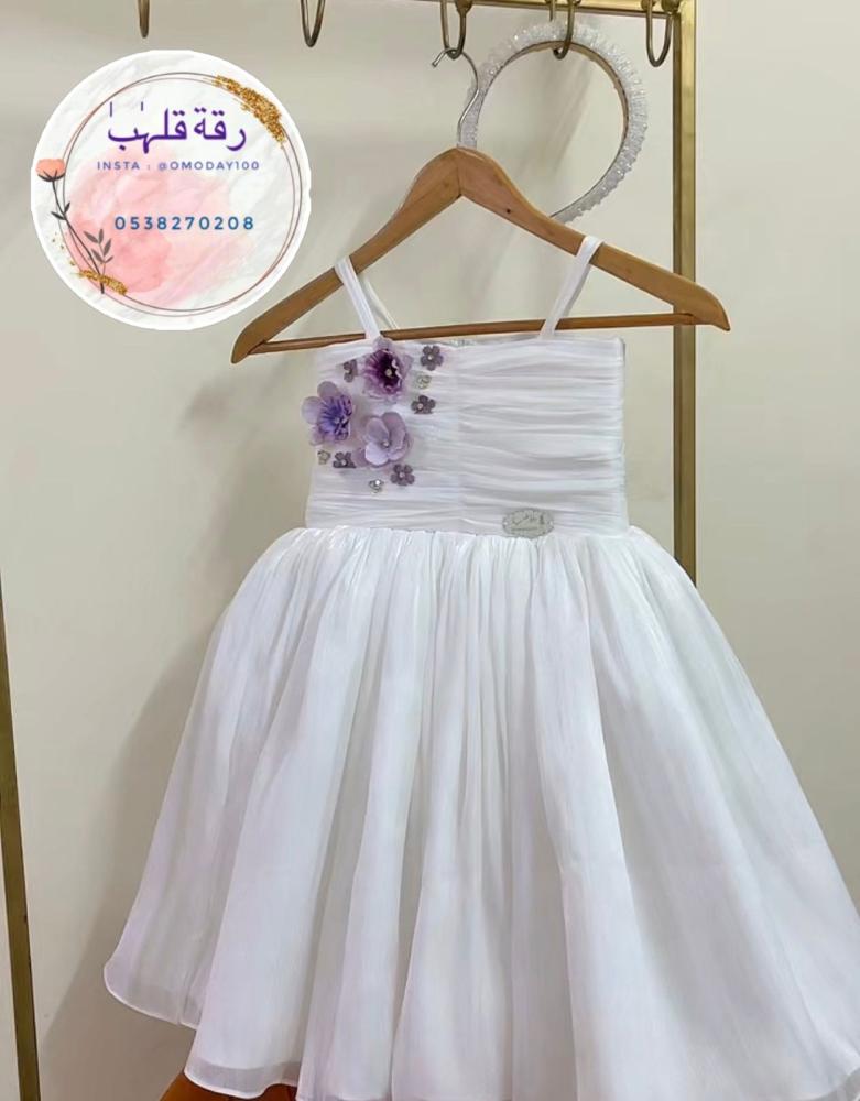 فستان ابيض مزين بالورد والكرستال