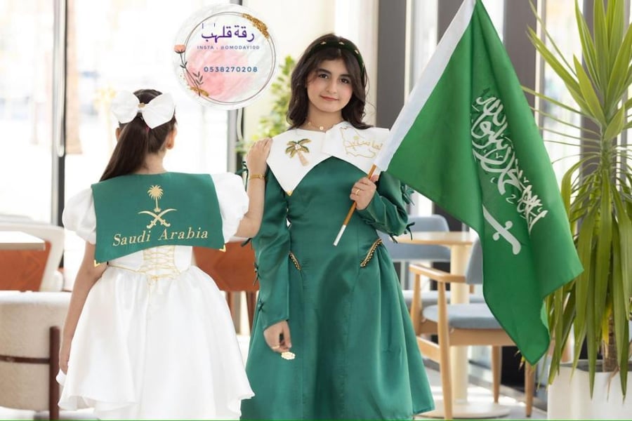 فستان اليوم الوطني اخضر مع وشاح تطريز ابيض بالاسم  شامل طوق الشعر