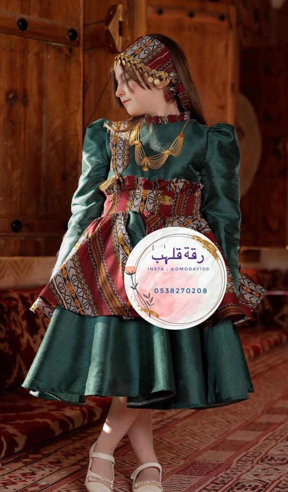 فستان يوم التأسيس اخضر مع اكسسوار الشعر