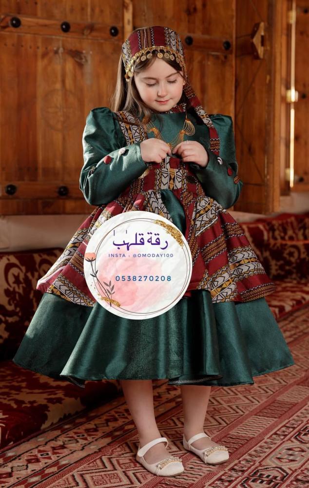 فستان يوم التأسيس اخضر مع اكسسوار الشعر