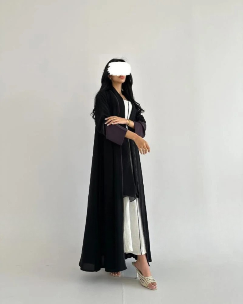 عباية سوداء راقية بتصميم عصري وأكمام مميزة