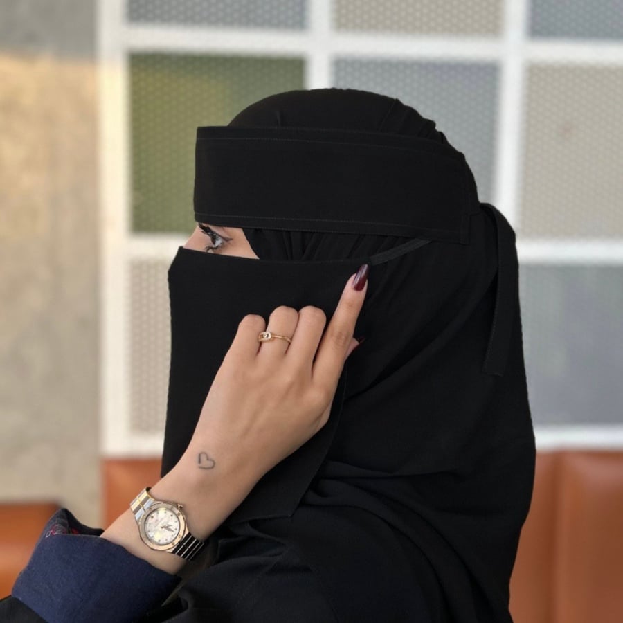 ثلاث نقاب مبطن وسط ربط