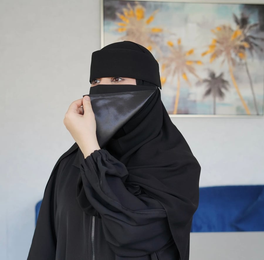 نقاب مبطن بمرد وسط ربط