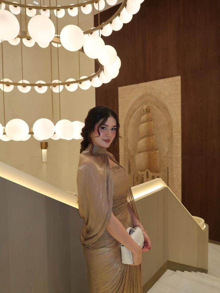 فستان سهرة لامع بكاب ملكي فخم