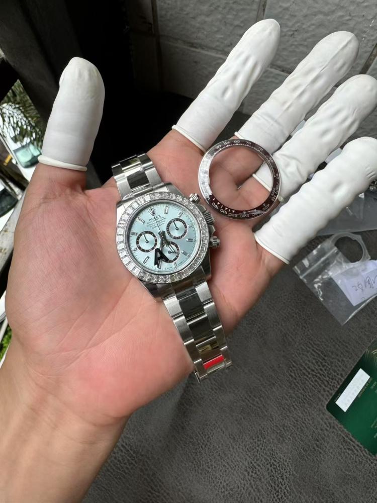 ساعة يد مستوحاه من ماركة عالمية