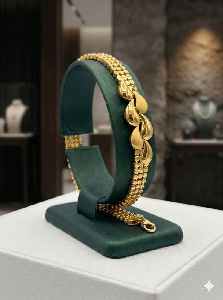 سوار (غويشة) ذهب بنمط كلاسيكي.