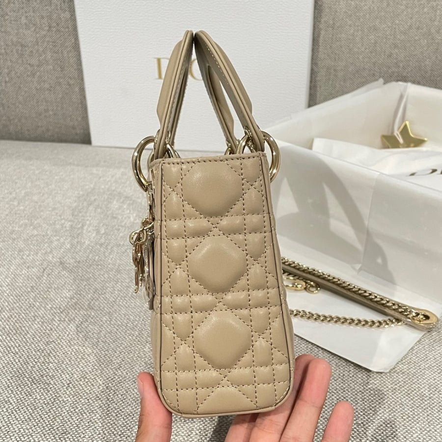 Size: 17x15x7cm