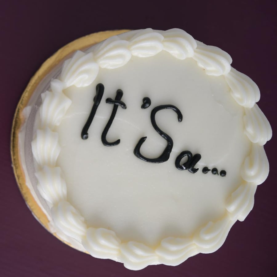 باقة بشارة الغيث مع كيكة It's a من هيلين