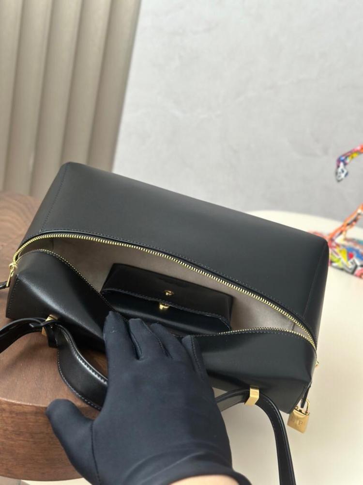 حقيبة لورو بيانا إكسترا باللون الأسود 27Cm