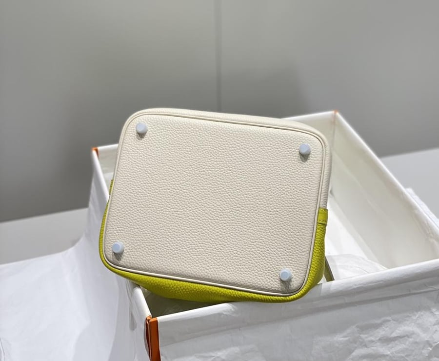 شنطة هيرميس بيكوتين مقاس 22 سم لون أبيض واصفر بقفل فضي