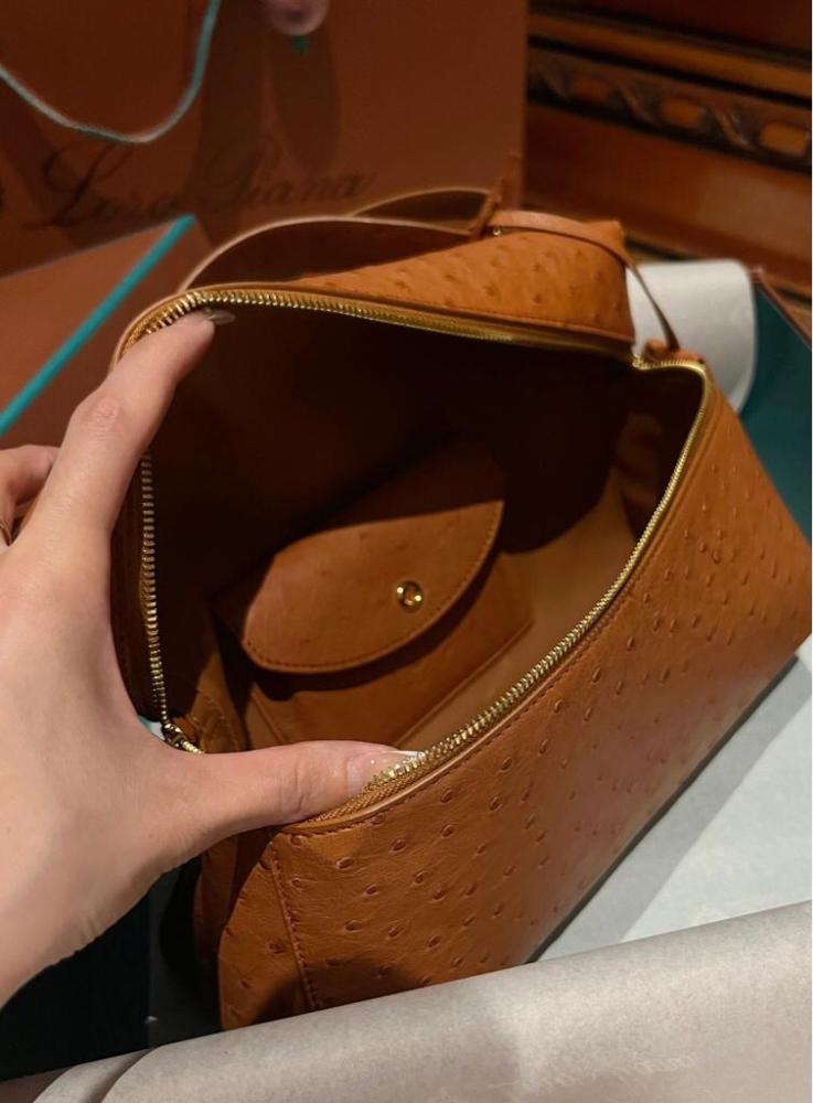 حقيبة لورو بيانا إكسترا باللون بني كونياك / كراميل - جلد نعام 27Cm