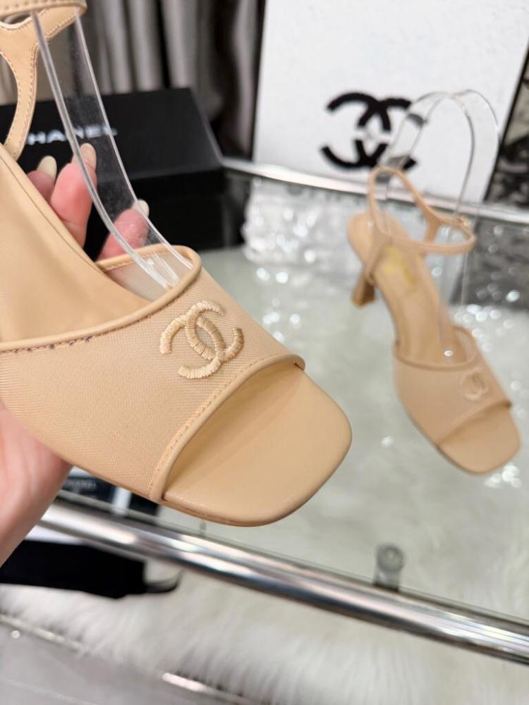 صندل شانيل كعب باللون البيج