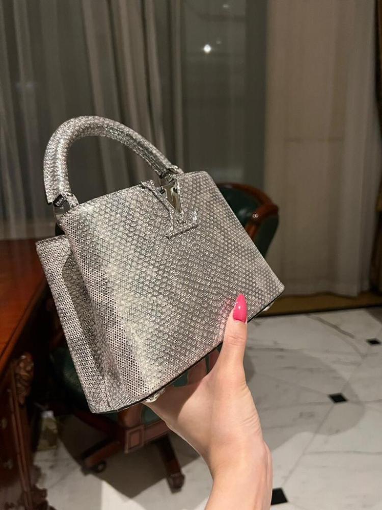 شنطة لويس فيتون "كابوسين" باللون الفضي مرصعة ببلورات الستراس الكريستالية البراقة