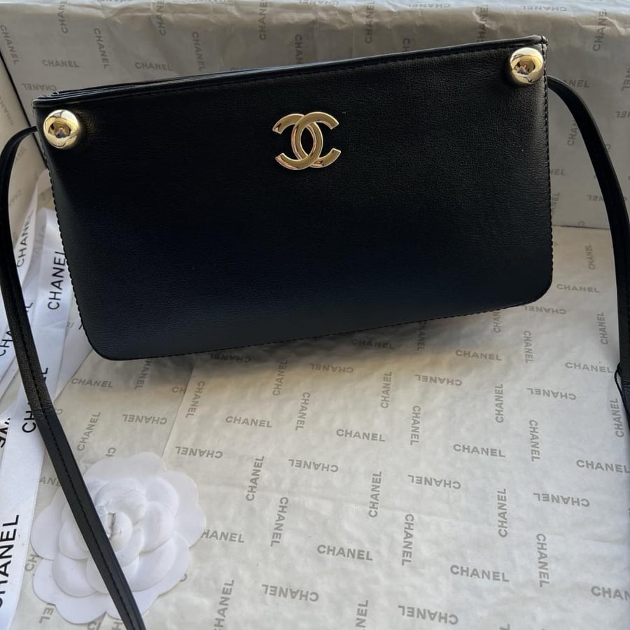 Chanel Gold Ball Pochette Bag أو Chanel Gold Ball Mahjong Bag