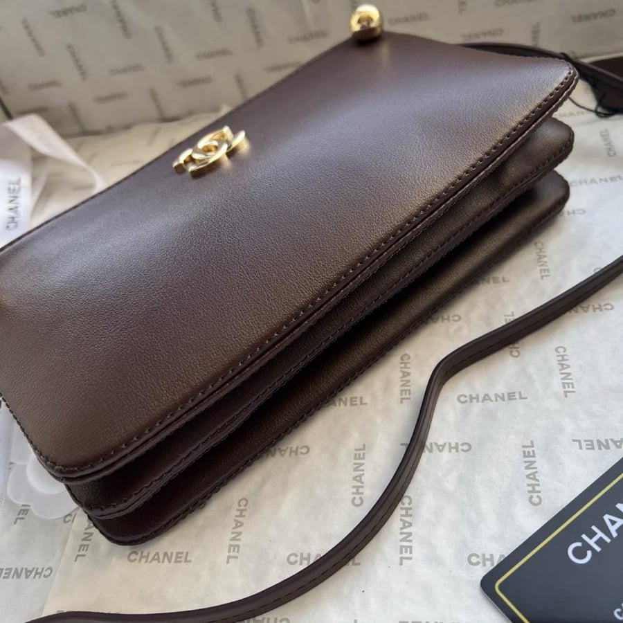 Chanel Gold Ball Pochette Bag أو Chanel Gold Ball Mahjong Bag