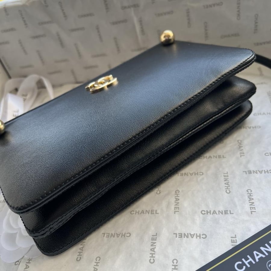 Chanel Gold Ball Pochette Bag أو Chanel Gold Ball Mahjong Bag