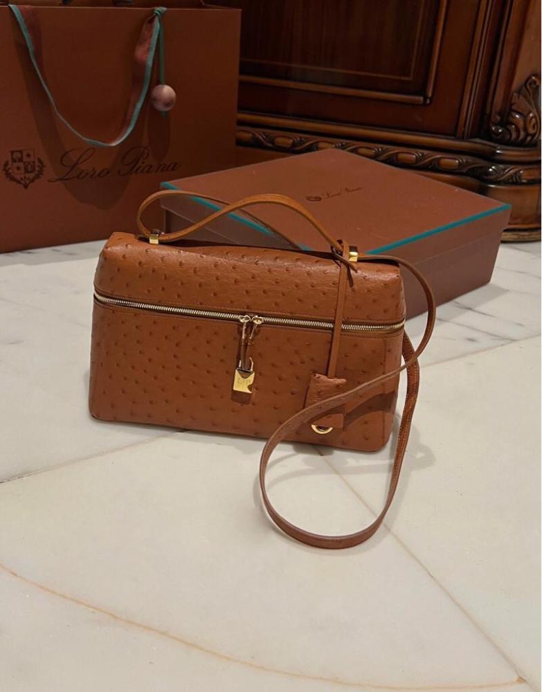 حقيبة لورو بيانا إكسترا باللون بني كونياك / كراميل - جلد نعام 27Cm