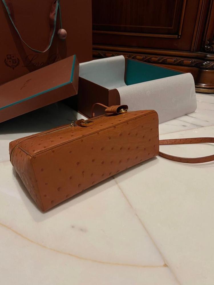 حقيبة لورو بيانا إكسترا باللون بني كونياك / كراميل - جلد نعام 27Cm