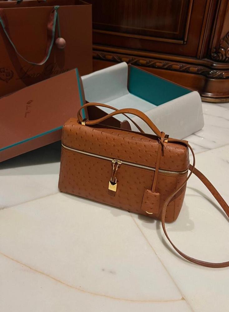 حقيبة لورو بيانا إكسترا باللون بني كونياك / كراميل - جلد نعام 27Cm