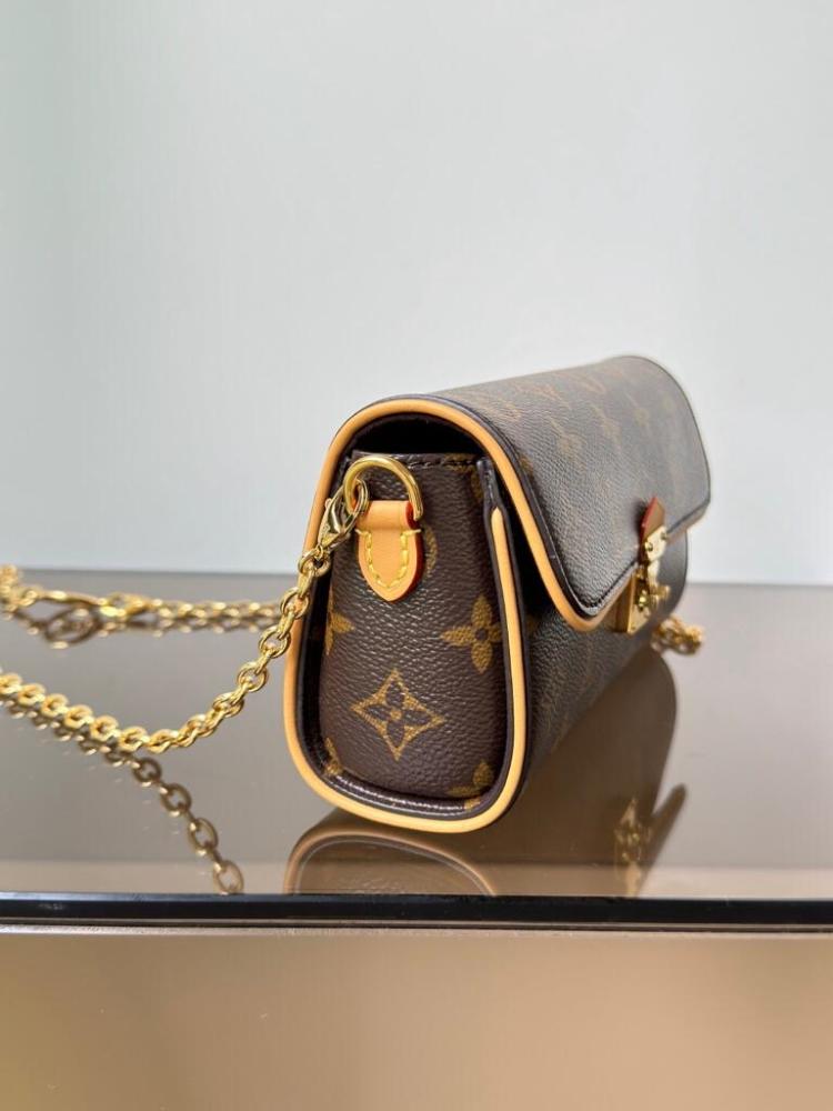 Louis Vuitton Wallet On Chain Ivy / WOC Ivy in Monogram Canvas