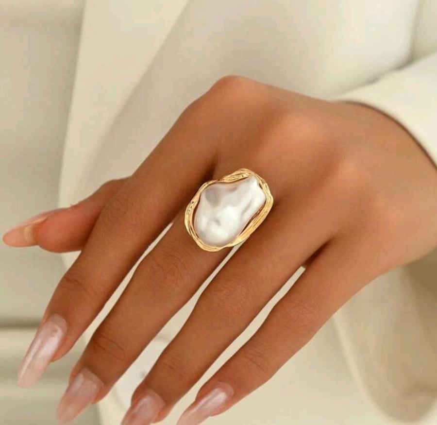 خاتم نسائي أنيق بتصميم غير متماثل