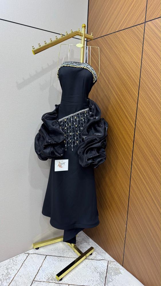 فستان اسود بتطريز كرستال