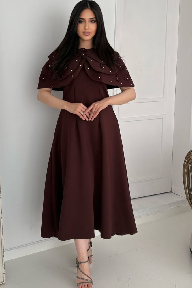 An elegant and classic dress that combines sophistication and modern touches
