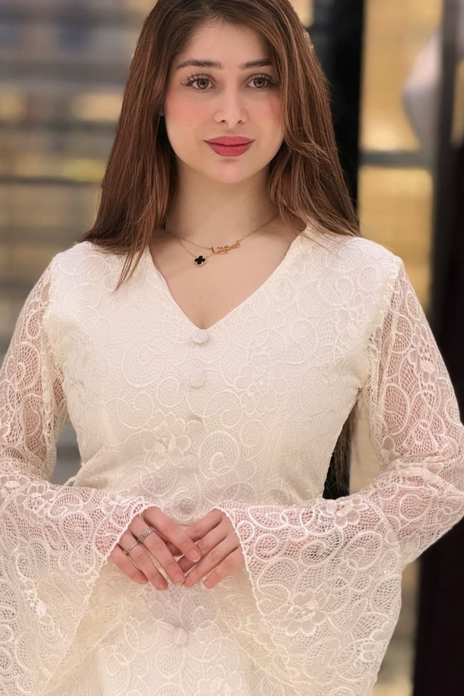 فستان بتصميم ناعم وكلاسيكي