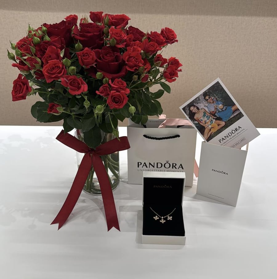 فازه مع ورد طبيعي و سلسال وحلق باندورا