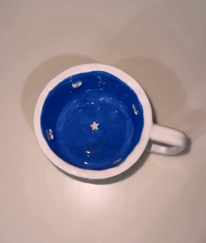 كوب ابيض  ومن الداخل لونه ازرق بعبارة To the stars who listen