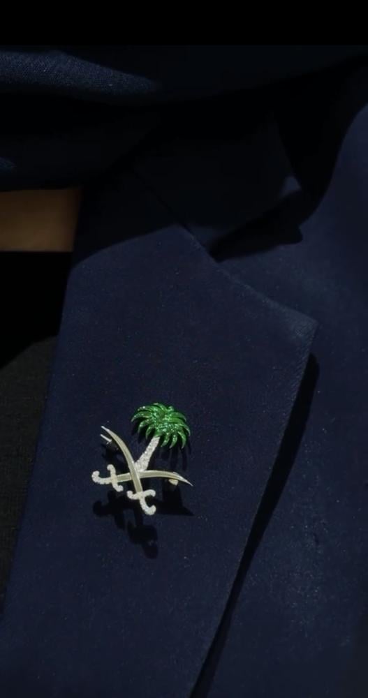 "بروش بتصمم شعار المملكة العربية السعودية السيفين والنخلة) مزين بحبات اللؤلؤ متباينة الحجم لتعطي جاذبية وأناقة لا مثيل لها"