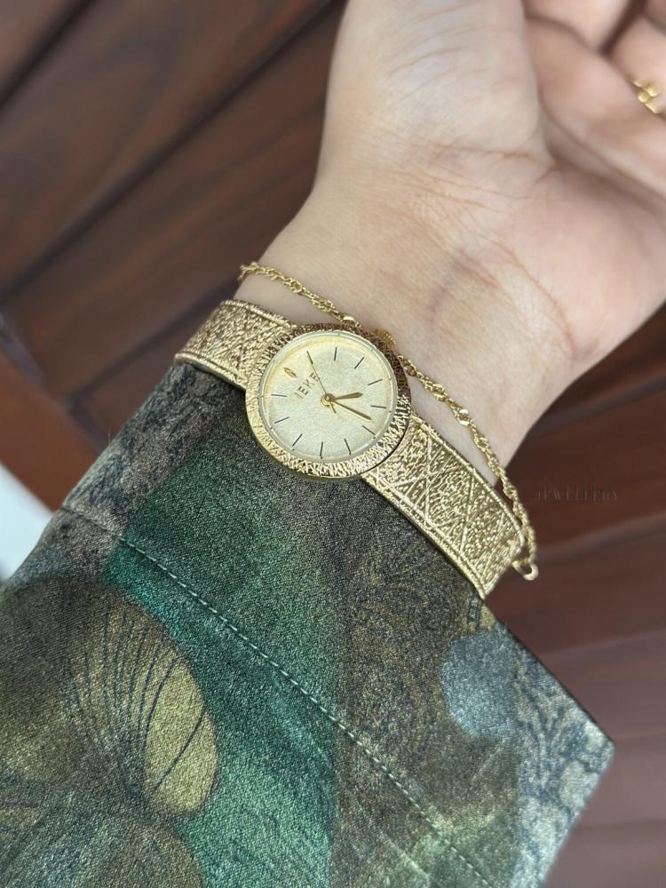 ساعة IEKE الذهبية
