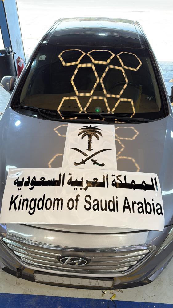 استيكر المملكة العربية السعودية - سيفين ونخلة