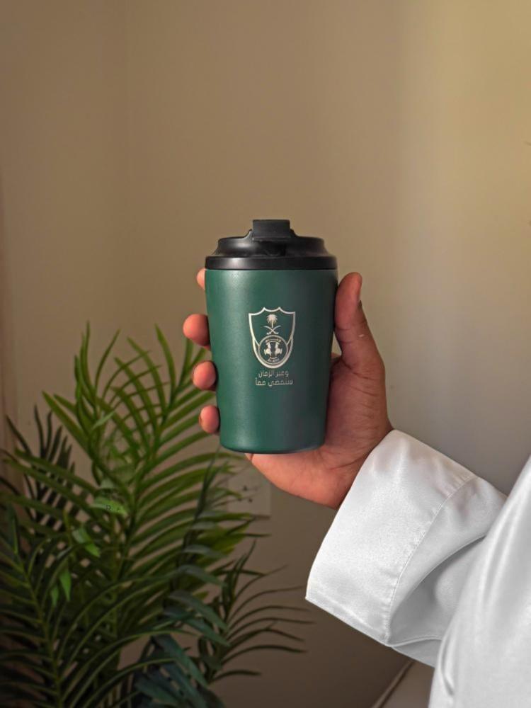 كوب مخصص بالاسم يحمل شعار النادي الأهلي السعودي من متجر نبض بألوانه
