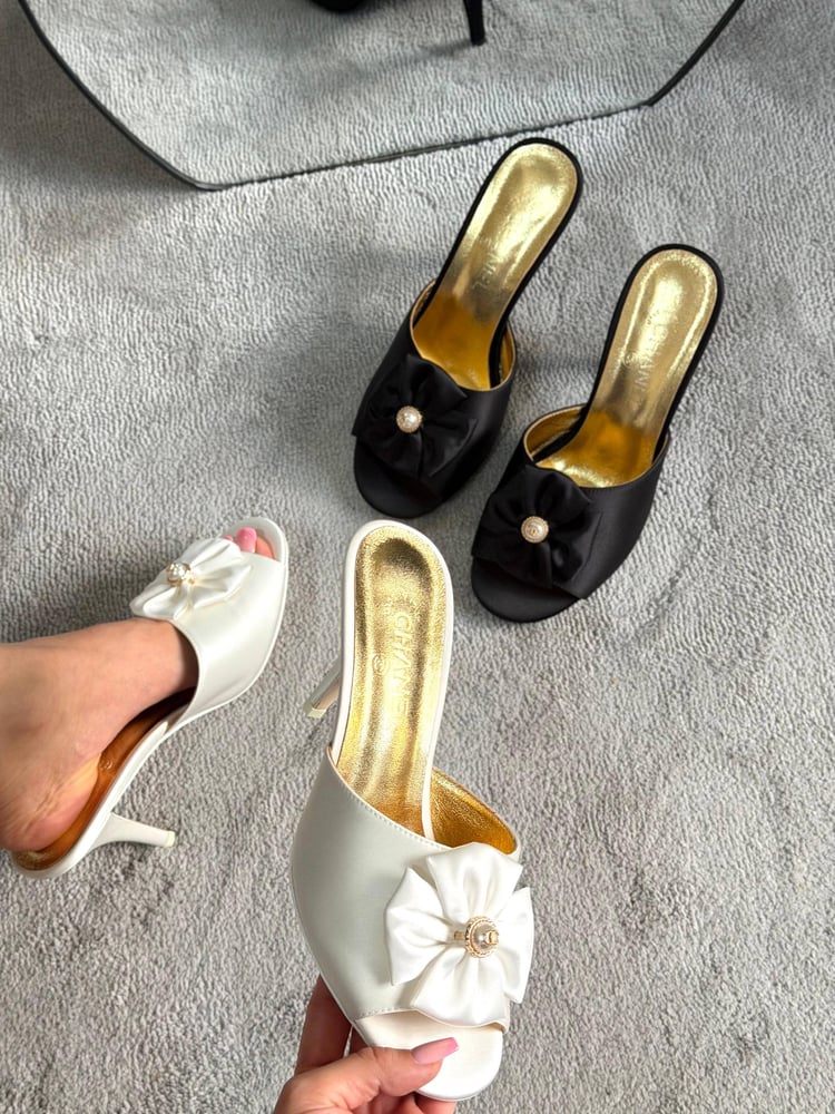 كعب شانيل ميول مزين بفيونكة ولؤلؤ Chanel