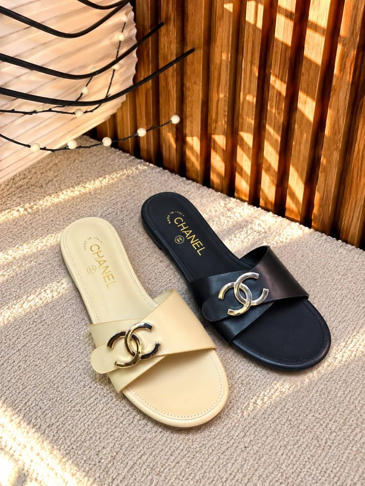 سليبر شانيل بشعار معدني CHANEL
