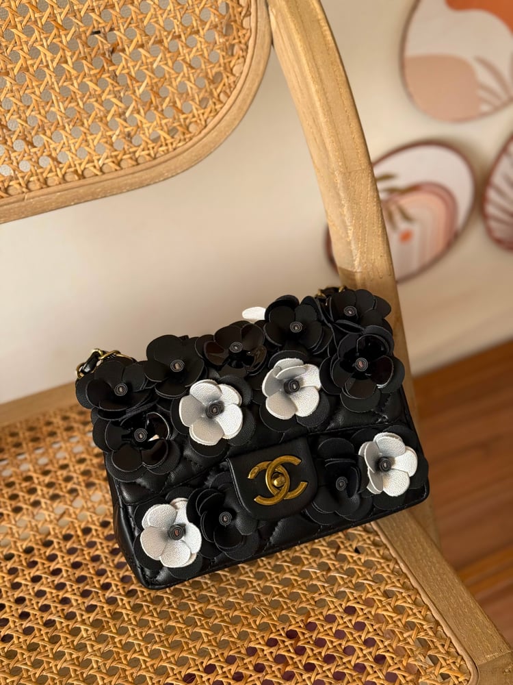 حقيبة شانيل CHANEL مزينة بالزهور ثلاثية الأبعاد