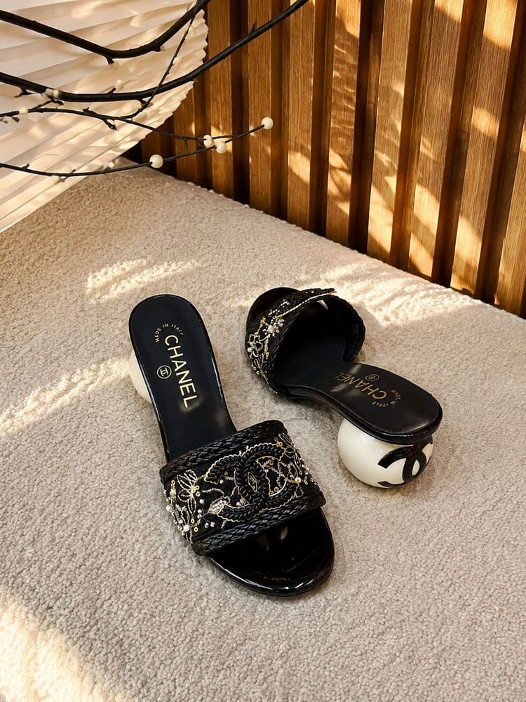 كعب شانيل ميول بكعب كروي وشعار  Chanel