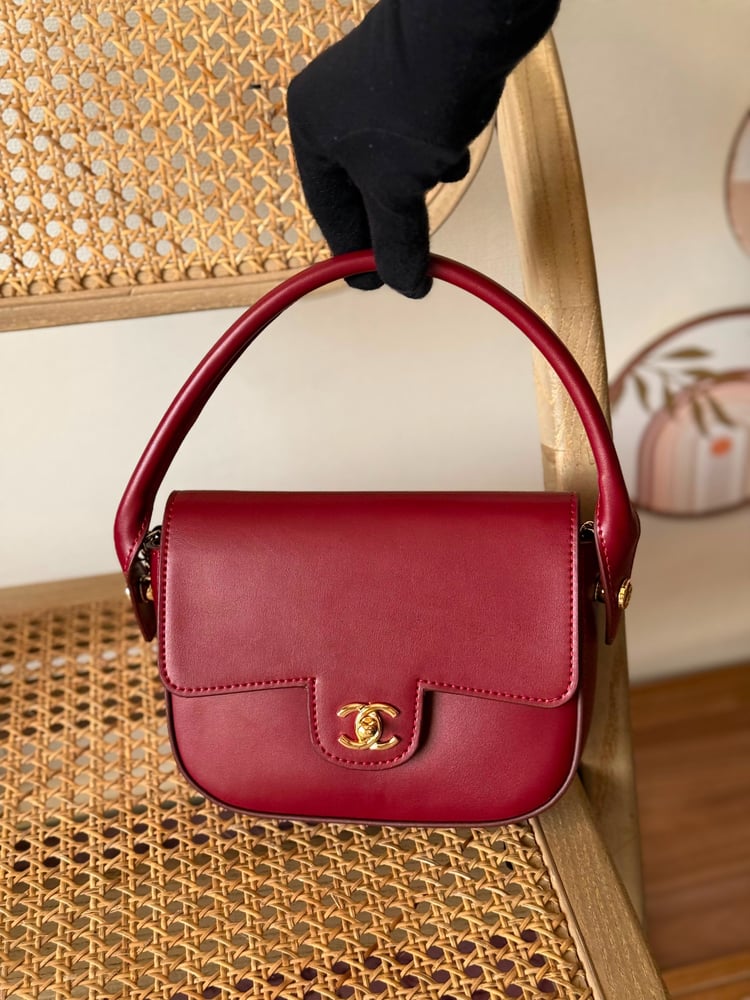 حقيبة شانيل CHANEL بمقبض علوي جلد ناعم