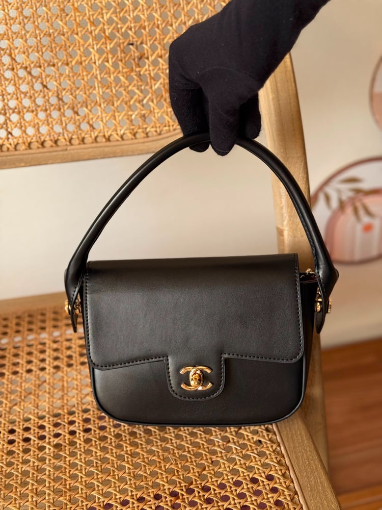 حقيبة شانيل CHANEL بمقبض علوي جلد ناعم