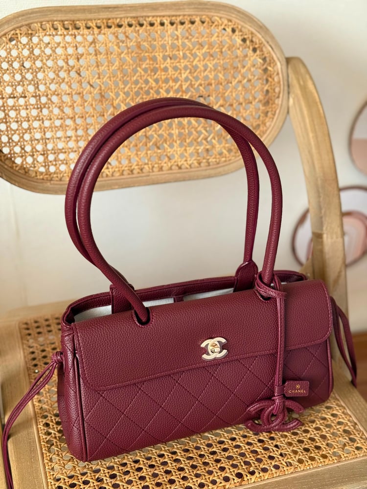 حقيبة شانيل CHANEL كتف بكتة شعار جلد حُبيبي