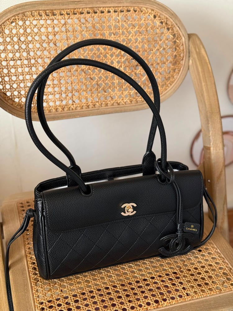 حقيبة شانيل CHANEL كتف بكتة شعار جلد حُبيبي