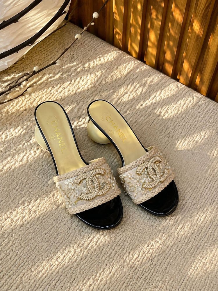 كعب شانيل ميول بكعب كروي وشعار  Chanel