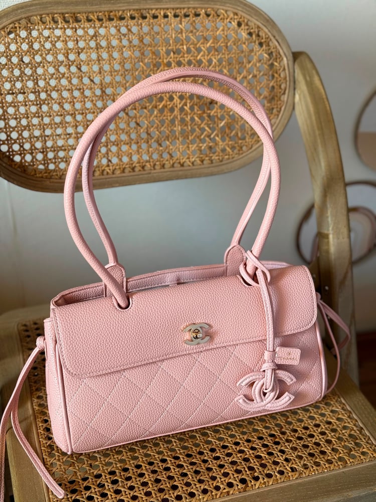 حقيبة شانيل CHANEL كتف بكتة شعار جلد حُبيبي