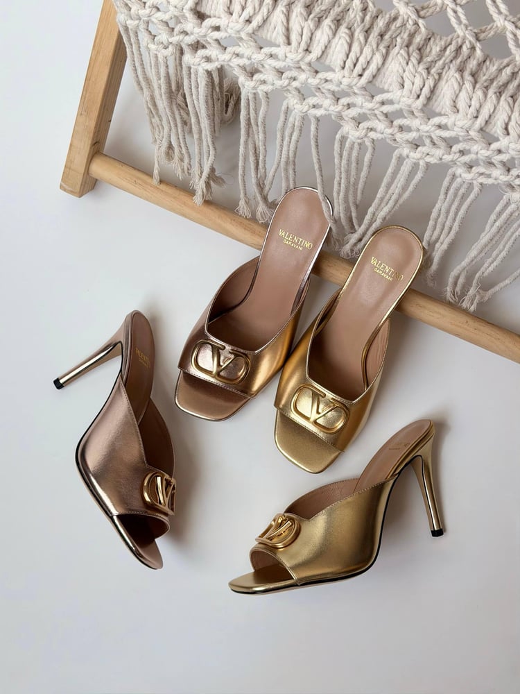 كعب فالنتينو VALENTINO شعار معدني