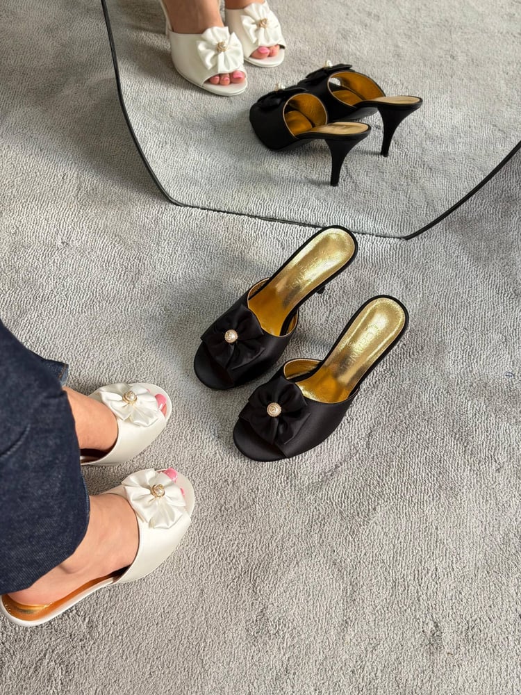كعب شانيل ميول مزين بفيونكة ولؤلؤ Chanel