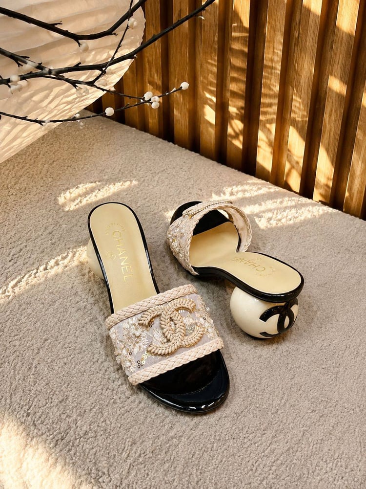 كعب شانيل ميول بكعب كروي وشعار  Chanel
